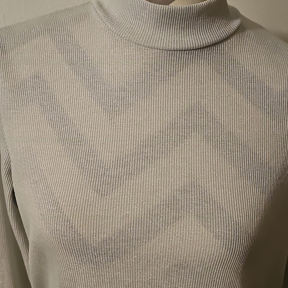 H&M Gray Ribbed Knit Top - Picture 2 of 5